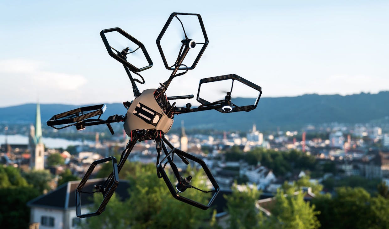 Voliro, a spinoff from ETH Zurich, has developed flying robots that save lives, although its CEO remains unaware of this.