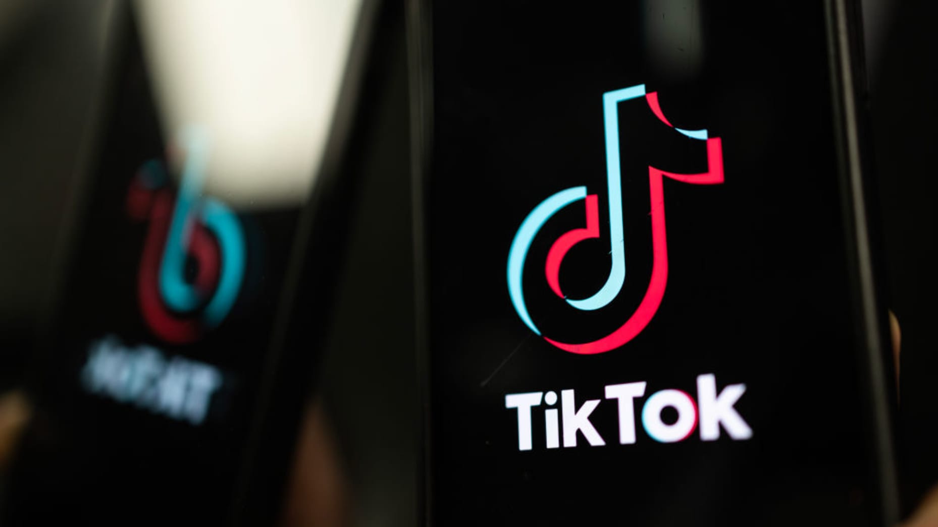 Australia Prohibits TikTok Use on Government Employees' Devices